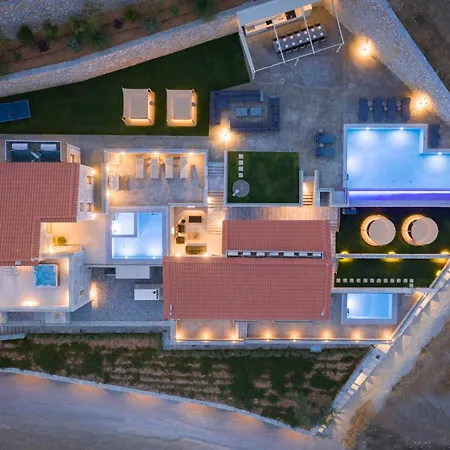 Villa Viveverde Villa, Featuring 3 Pools - Walking Distance To & Shops, By Thinkvilla Bali (Crete)